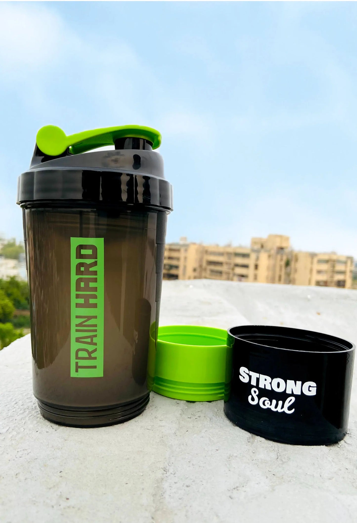 Shaker - Train Hard - Protein Pro 700ML - Green - Strong Soul