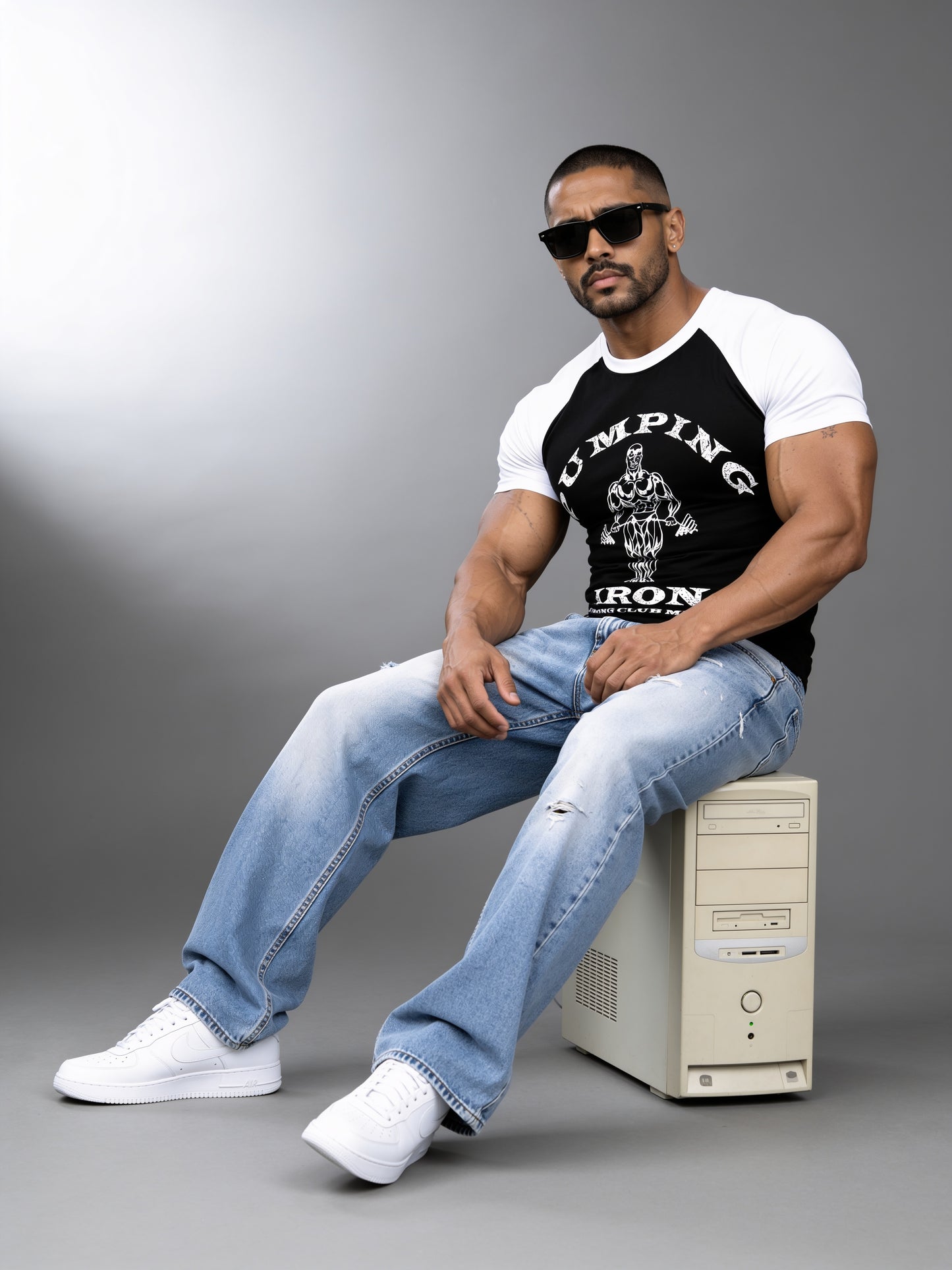 Black White - Pumping Iron - Raglan T-Shirt